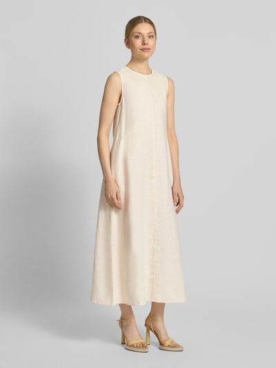 Frauenmodel trägt Relaxed Fit Midikleid aus reinen Leinen von Jake*s Collection in Creme mit Rundhalsausschnitt und Ärmelloses-Design, Rückenlänge 126 cm, Brustweite 47 cm, Ganzkörperansicht von vorne.