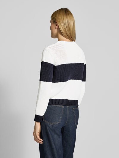 Frauenmodel trägt Strickpullover mit Rautenmuster und Rundhalsausschnitt von monari, Baumwoll-Mix, Regular Fit, Rückansicht