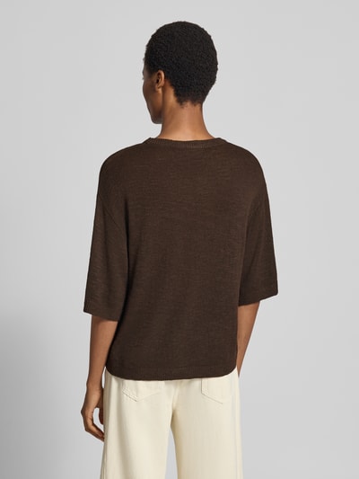 Frauenmodel trägt Relaxed Fit Pullover aus Viskose-Mix Modell 'Vicki' von FREE/QUENT in Braun mit Stick-Optik, 1/2-Arm, semitransparent, Ganzkörperansicht Rückansicht.