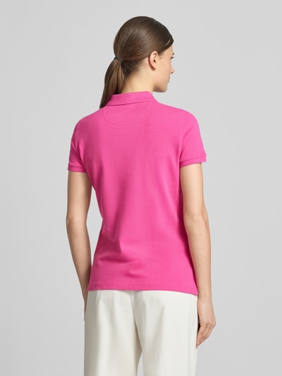 Frauenmodel trägt Slim Fit Poloshirt mit Knopfleiste von Christian Berg Woman in Pink, Baumwoll-Elasthan-Mix, Seitenschlitze, Rückenlänge 62 cm bei Größe S, Ganzkörperansicht Rückansicht.