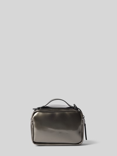 Produktfoto, glänzende dunkelgraue Handtasche mit Reißverschluss, Modell 'BOX BAG MICRO' von RAINS, rechteckige Form, glatte Oberfläche