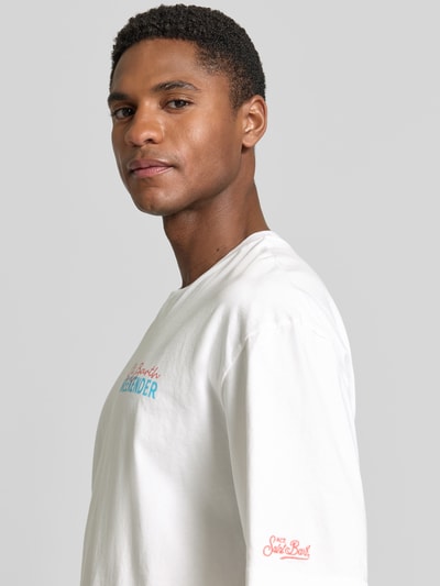 Männermodel trägt Herren T-Shirt mit Statement-Print und Rundhalsausschnitt von MC2 Saint Barth, Reine Baumwolle, Regular-Fit, Nahaufnahme Oberkörper.