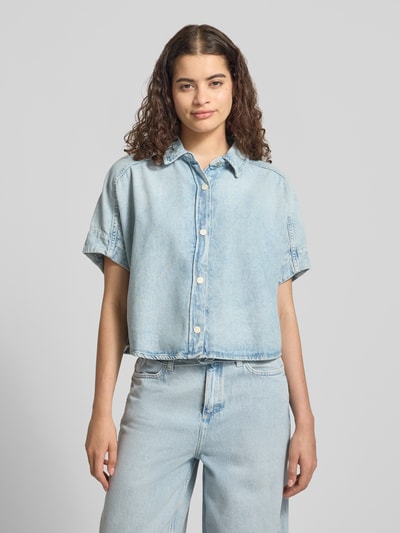 Frauenmodel trägt Relaxed Fit Kurzarmbluse aus reiner Baumwolle von Marc O'Polo Denim, Denim-Optik, Knopfleiste, Hemdblusenkragen, Ganzkörperansicht von vorne.