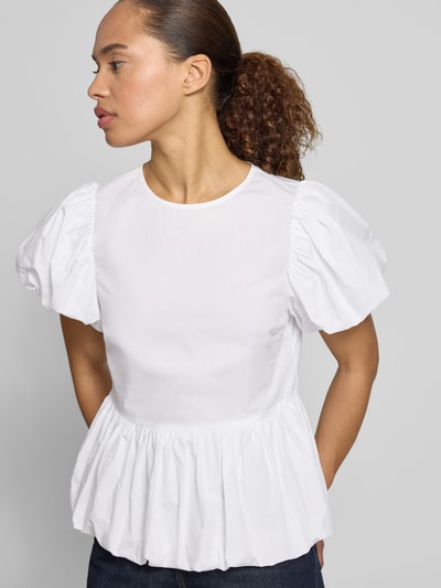 Modelka nosi Blusenshirt mit Puffärmeln od Copenhagen Muse z bawełny, dopasowany krój, okrągły dekolt, bufiaste rękawy, marszczenia, zamek z tyłu, długość tyłu w rozm. S: 58 cm, długość rękawa: 18 cm, biała, gładka tekstura, widok całej sylwetki z przodu