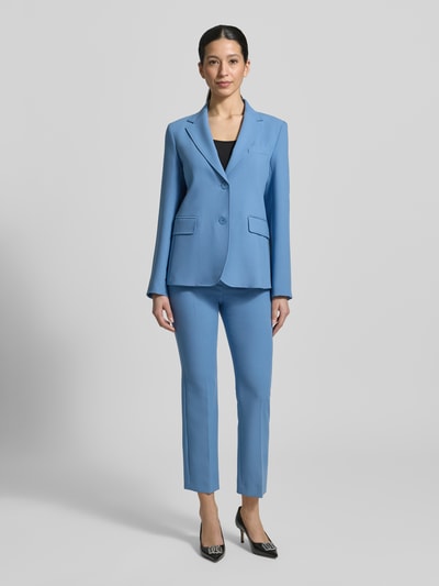 Frauenmodel trägt Slim Fit Blazer mit Viskose-Anteil von Weekend Max Mara, efekt: jednolity kolor, krój slim fit, kołnierz z połami, aplikacja z wyhaftowanym logo, zapięcie na 2 guziki, długi rękaw, zakończenie rękawów zapinane na guziki, wykończenie: rozcięcie z tyłu, brustasza, kieszenie z patką, Ganzkörperansicht von vorne.