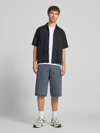 Männermodel trägt Tanktop mit Strukturmuster und Rundhalsausschnitt von Jack & Jones in Weiß, Reine Baumwolle, Regular-Fit, Ganzkörperansicht von vorne.
