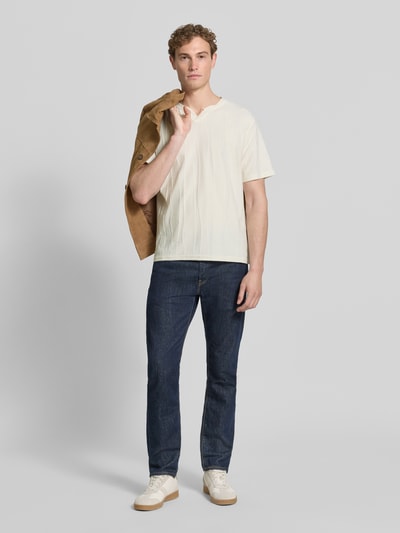 Männermodel trägt T-shirt met structuurpatroon en V-hals van Antony Morato uit katoenmix, regular fit, ruglengte maat M 70 cm, ganzlichaamsaanzicht van voren.