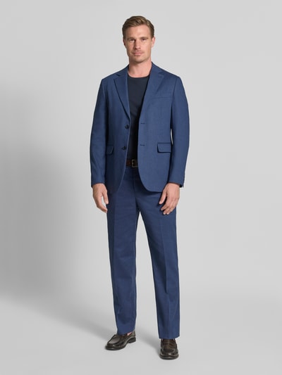 Männermodel trägt Straight Fit Hose aus Leinen-Mix Modell 'Wesley' von Matinique in Blau mit Bügelfalten, Ganzkörperansicht von vorne. Elastischer Leinen-Mix mit Baumwoll-Anteil, Eingriff- und Gesäßtaschen, Haken- und Reißverschluss, Bundweite 46 cm, Innenbeinlänge 79 cm.