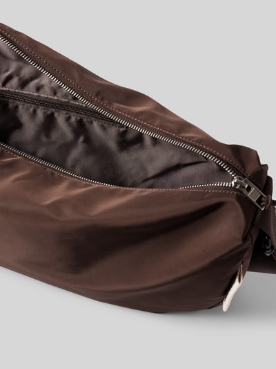 Produktfoto, Bauchtasche mit Logo-Detail von AY STUDIOS in Braun mit Reißverschluss, glatte Textur, sichtbares Innenfach, Kontext Herren Bauchtasche