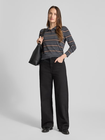 Frauenmodel trägt Regular Fit Strickpullover mit Woll-Anteil von Mango, gestreift, Polokragen, Knopfleiste, gerippte Abschlüsse, Material-Mix, Rückenlänge 55 cm, Ärmellänge 64 cm, Ganzkörperansicht von vorne.
