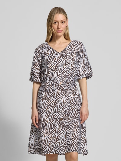 Frauenmodel trägt Knielanges Kleid aus Viskose-Mix mit Bindegürtel Modell 'Mele' von FREE/QUENT, braun-weißes Allover-Look, gerader Schnitt, Ganzkörperansicht von vorne. Brustweite und Rückenlänge bei Größe S laut Kontext.
