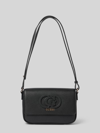 Produktfoto, schwarze Handtasche in Leder-Optik Modell 'Isola' von Guess mit Logo-Detail, Magnetverschluss und verstellbarem Schulterriemen vor grauem Hintergrund, Maße 23x16x6 cm, Riemenlänge 73 cm