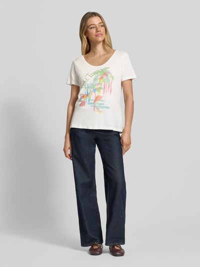 Frauenmodel trägt T-Shirt mit Motiv-Print von Milano Italy in Weiß, Baumwoll-Micromodal-Mix, Regular-Fit, Rundhalsausschnitt, Ganzkörperansicht von vorne.