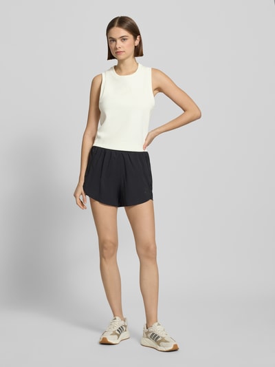 Frauenmodel trägt Tanktop mit geripptem Rundhalsausschnitt von adidas Sportswear im Baumwoll-Modal-Mix, Lockerer-Schnitt, Label-Detail, Ganzkörperansicht von vorne.