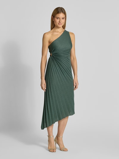 Frauenmodel trägt Cocktailkleid in asymmetrischem Look von V by Vera Mont, Material-Mix mit Stretch-Anteil, Falten, One-Shoulder-Kleid, taillierter Schnitt, Midikleid, grüne Farbe, feine Stoffstruktur, Ganzkörperansicht von vorne.