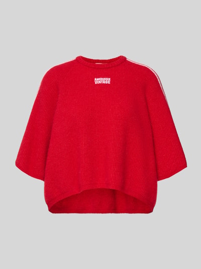Produktfoto, Cropped Strickpullover mit gerippten Abschlüssen Modell 'VITOW' von American Vintage in kräftigem Rot, Woll-Alpaka-Mix, lockerer Schnitt, Rundhalsausschnitt, Label-Stitching, strukturierte Textur.