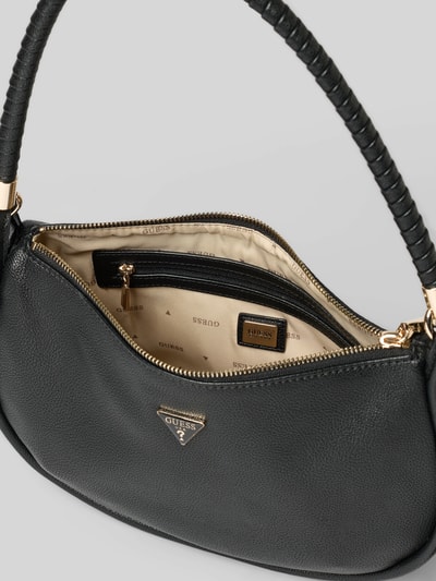 Produktfoto, schwarze Handtasche mit Label-Applikation von Guess, goldene Details, Reißverschluss, Tragehenkel, strukturierte Oberfläche, Maße 30x19x9 cm, abnehmbarem Schulterriemen 53 cm, Hauptfach mit Innenfächern, beiger Innenstoff mit Markenlogo