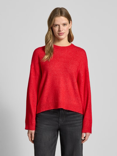 Frauenmodel trägt Relaxed Fit Strickpullover mit Crew Neck Modell 'SIMONI' von Only in Melange-Optik, Rundhals, lange Ärmel, Grobstrick, Ganzkörperansicht von vorne.