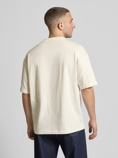 Männermodel trägt Regular Fit T-Shirt aus reiner Baumwolle Modell 'NORAYATI' von Hugo Blue, Optik: Allover-Muster, gestreift, Ganzkörperansicht Rückansicht