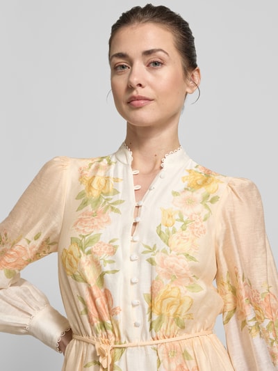 Frauenmodel trägt Midikleid aus Lyocell-Mix mit Bindegürtel von Forever New in Creme mit floralen Pastellfarben, Stehkragen, Knopfleiste, A-Linie, Nahaufnahme Oberkörper. Rückenlänge bei Größe 36: 128 cm, Brustweite bei Größe 36: 36 cm, Ärmellänge bei Größe 36: 64 cm.