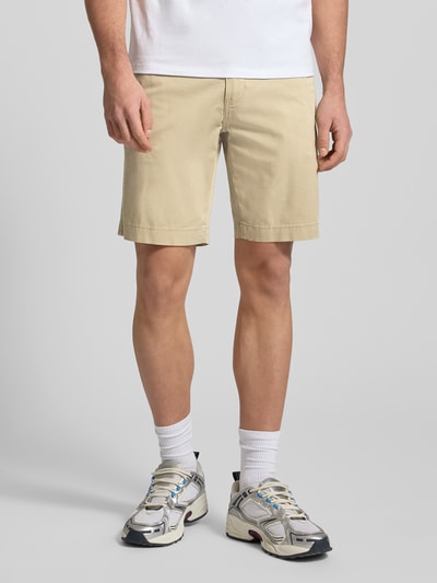 Männermodel trägt Straight Fit Chinos aus Baumwoll-Mix von Levi's®, beige Farbe, Eingrifftaschen, Knopf- und Reißverschluss, Nahaufnahme Oberkörper bis Knie. Bundweite 44 cm, Innenbeinlänge 23 cm bei Größe 32.