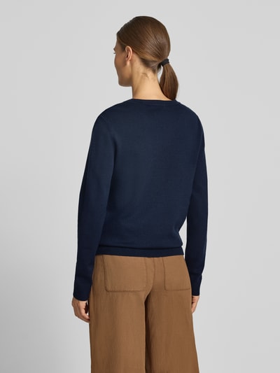 Frauenmodel trägt Regular Fit Pullover aus Viskose-Mix Modell 'LT NOVEMBER' von Betty Barclay in Dunkelblau mit glatter Textur, Ganzkörperansicht Rückansicht, Damen Pullover von Betty Barclay.