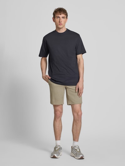 Männermodel trägt Regular Fit Chinoshorts aus Viskose-Mix Modell 'MARK' von Only & Sons in Melange-Optik mit Label-Applikation, Ganzkörperansicht von vorne.