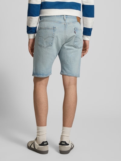 Männermodel trägt Bermudas im 5-Pocket-Design Modell '501®' von Levi's®, hellblau, gerader Schnitt, Rückansicht Ganzkörperansicht. Baumwoll-Mix mit Stretch-Anteil.