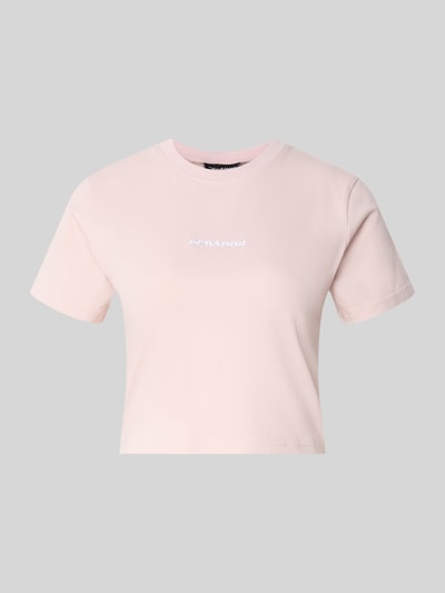 Produktfoto, Cropped T-Shirt mit Label-Stitching von Pegador, damski t-shirt z mieszanki bawełny i elastanu, krój krótki, okrągły dekolt, wyhaftowane logo, długość tyłu w rozmiarze S: 41 cm, jasnoróżowy kolor, gładka faktura