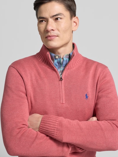 Męski model nosi Troyer mit Label-Stitching od Polo Ralph Lauren, bawełna, regular fit, różowy, detal z logo, zbliżenie na górę ciała.