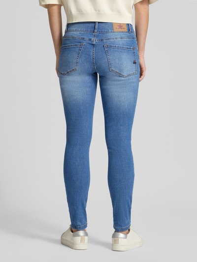 Frauenmodel trägt Jeans in verkürzter Passform von Buena Vista in hellem Blau, 5-Pocket-Slim Fit, Baumwoll-Mix, Ganzkörperansicht Rückansicht.