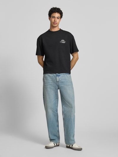 Männermodel trägt T-Shirt mit Label-Stitchings und Rundhalsausschnitt von PROHIBITED, Reine Baumwolle, Regular-Fit, Rückenlänge 65 cm, Ganzkörperansicht von vorne.