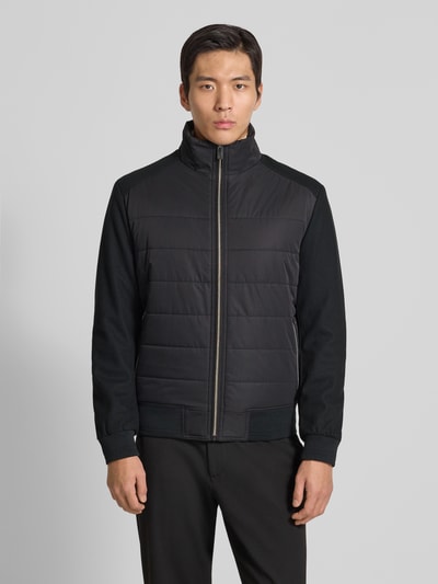 Mannelijk model draagt Jacke mit Stehkragen van Christian Berg Men, zwart met ribboorden, ritssluiting, ritszakken, regular fit, ganzkörperansicht van voren. Ruglengte maat M: 26 cm, schouderbreedte: 19 cm, borstwijdte: 19 cm, mouwlengte: 26 cm.