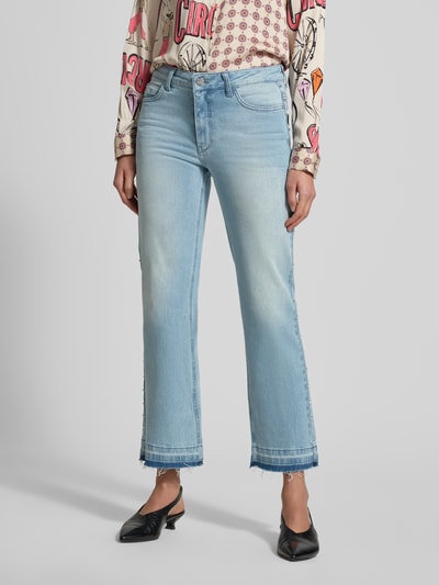 Kobiece modelka nosi Flared Jeans mit 5-Pocket-Design od Milano Italy, jasnoniebieski denim, czysta bawełna, szerokość w rozmiarze 36: 38 cm, długość wewnętrzna nogawki: 72 cm, widok całej sylwetki z przodu.