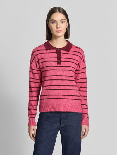 Frauenmodel trägt Strickpullover mit Woll-Anteil Modell 'SAGE' von ICHI in Pink mit Streifen, elastischer Material-Mix, Ganzkörperansicht von vorne.