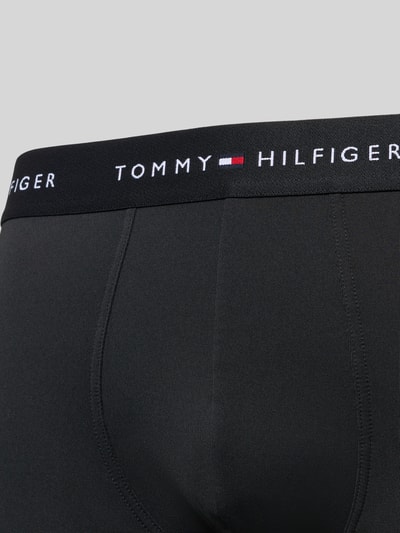 Männermodel trägt Trunks mit elastischem Bund mit Label-Intarsien im 3er-Pack von Tommy Hilfiger, unifarben, Nahaufnahme Hüfte.