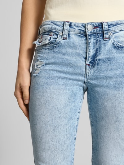 Vrouwenmodel draagt Flared Jeans im Destroyed-Look model 'BECCA' van TRUE RELIGION, mix van katoen en elastaan, flared cut, detailopname.