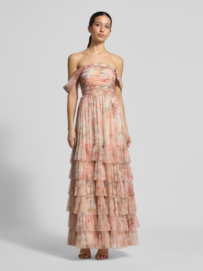 Kobiece modelka nosi Abendkleid mit Carmen-Ausschnitt und Volantsaum von Jake*s Cocktail, tiul, linia a, długa sukienka, dekolt carmen, marszczenia, dół obszyty falbaną, zapięcie na haftkę i zamek błyskawiczny z tyłu, długość tyłu w rozmiarze 36: 150 cm, szerokość w rozmiarze 36: 39 cm, wielokolorowa pastelowa tkanina, delikatna struktura, cała sylwetka z przodu.