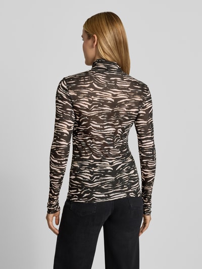 Vrouwenmodel draagt Slim Fit Longsleeve uit puur lyocell van Lanius met all-over dierenprint en structuurpatroon, ruglengte bij maat 36: 58 cm, Ganzkörperansicht Rückansicht.