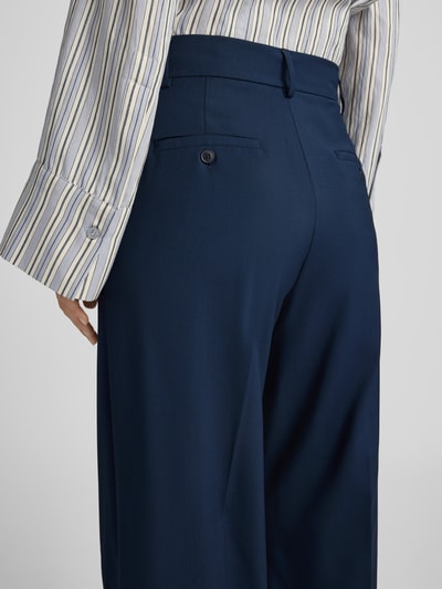 Frauenmodel trägt dunkelblaue Weite Hose aus reiner Schurwolle Modell 'WKDVISIVO' von Weekend Max Mara, Damen, Nahaufnahme Rückansicht.