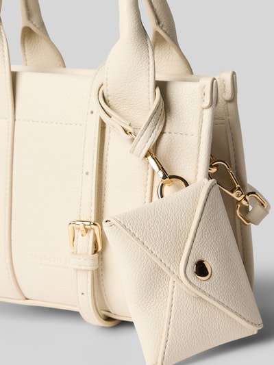 Produktfoto, Torebka z główną przegrodą na zamek błyskawiczny, uchwyt, model 'MELOY MINI TOTE' od Seidenfelt, detal z logo, szerokość w rozmiarze 1: 20 cm, długość w rozmiarze 1: 16 cm, głębokość w rozmiarze 1: 8 cm, długość paska na ramię w rozmiarze 1: 108 cm, kremowy kolor, złote okucia, tekstura imitująca skórę