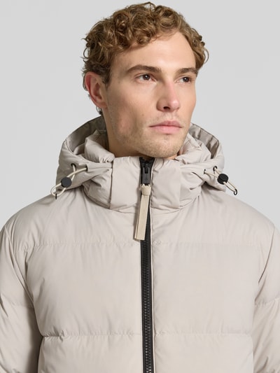 Männermodel trägt Regular Fit donsjack met capuchonkraag van Marc O'Polo, look: effen, labelpatch, waterafstotend, steekzakken, webware, nahaufnahme bovenlichaam.