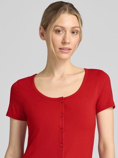 Vrouwenmodel draagt Slim Fit T-shirt met doorlopende knoopsluiting van Jake*s, mix van katoen en modal, ronde hals, dames, Nahaufnahme Oberkörper.