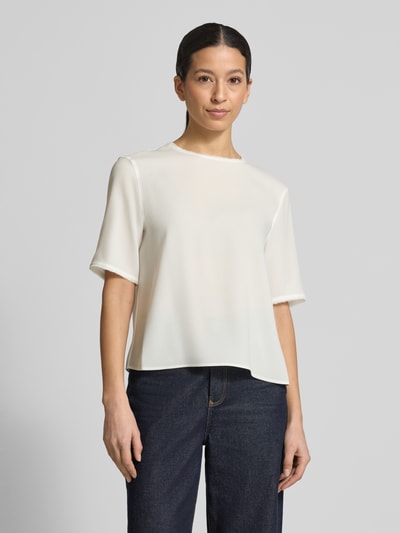 Vrouwenmodel draagt Regular Fit T-Shirt mit Rundhalsausschnitt van Windsor, wit, franjes, halfmouw, basic structuur, vooraanzicht busteshot