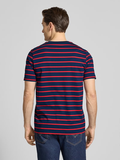 Männermodel trägt Regular Fit T-Shirt Mit Logo-Stitching von Christian Berg Men in Dunkelblau mit roten Streifen, Rückenansicht, Ganzkörperansicht Rückansicht. Reine Baumwolle, Rundhalsausschnitt, Rückenlänge 70 cm in Größe M.