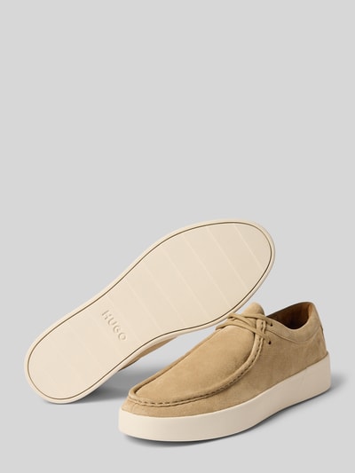 Produktfoto, Schnürschuhe aus echtem Leder Modell 'Lyde_derb_sd' von HUGO für Herren in Beige mit strukturierter Gummisohle, leicht rauer Oberfläche.
