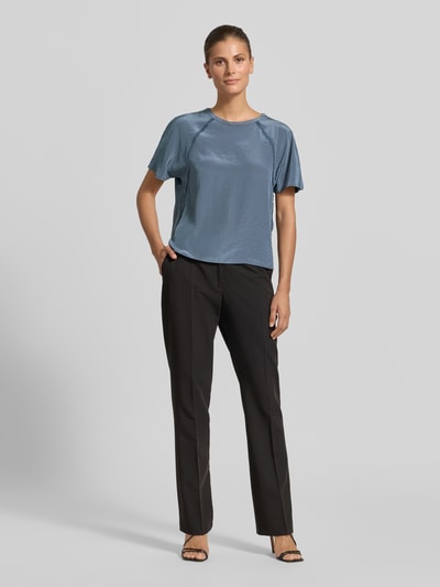 Frauenmodel trägt Regular Fit Bluse mit Zierbesatz von Luisa Cerano, Blau, Baumwoll-Modal-Mix, Rundhalsausschnitt, Kurzärmelig, Ganzkörperansicht von vorne.