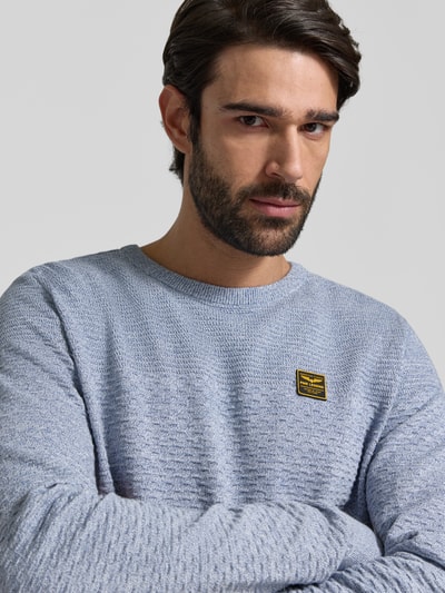 Männermodel trägt Strickpullover mit gerippten Abschlüssen von PME Legend in hellblau, reine Baumwolle, Label-Detail, Nahaufnahme Oberkörper.