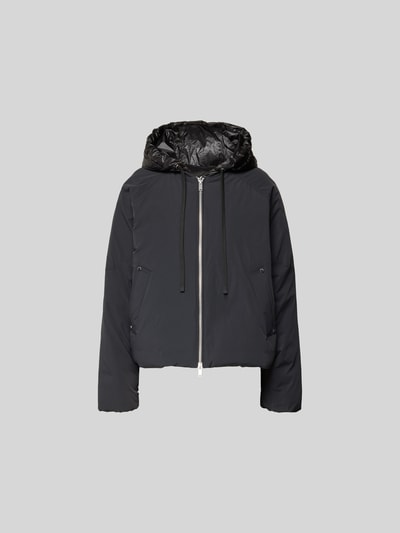 Produktfoto, bomberka z wypełnieniem puchem i pierzem Bomberjacke mit Daunen-Feder-Füllung von Moose Knuckles, elastyczna mieszanka materiałów, prosty krój, kaptur z tunelem, zamek błyskawiczny dwustronny, długość tyłu w rozmiarze S: 60 cm, szerokość w rozmiarze S: 60 cm, długość rękawów w rozmiarze S: 55 cm, kolor czarny, gładka faktura