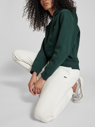 Lacoste Sport Spodnie dresowe o kroju relaxed fit z naszywką z logo Złamany biały 3